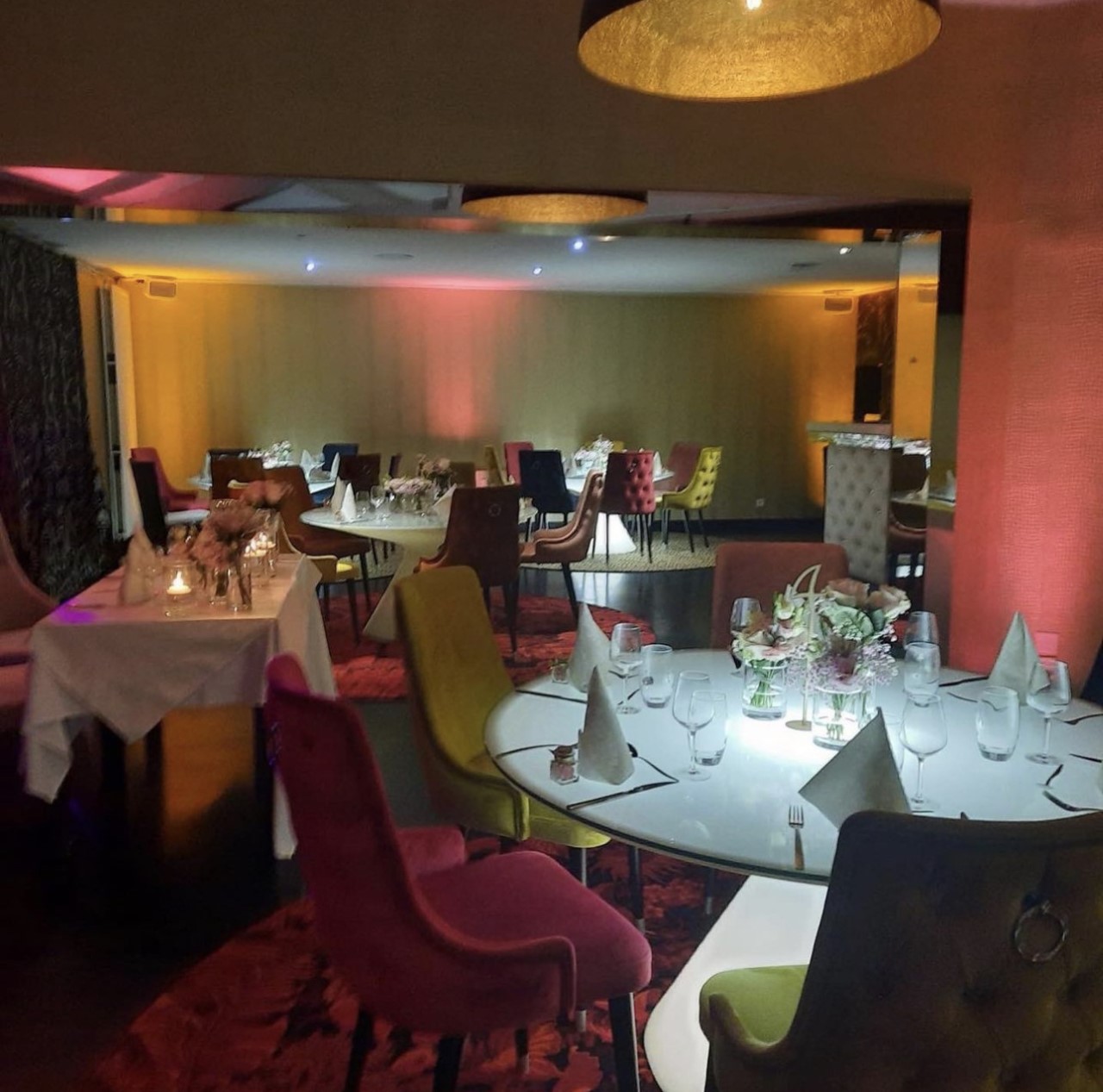 Salle intérieure dressée pour un dîner