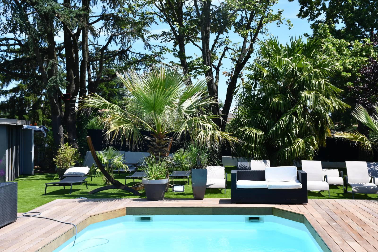 La piscine turquoise sous les palmiers